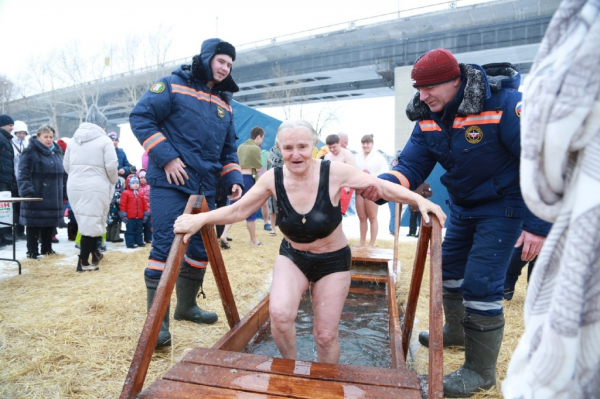 Тысячи новосибирцев окунулись в купели на Крещение-2020