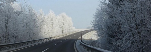 20 человек вытащили застрявшее авто из сугроба под Новосибирском 20 человек вытащили застрявшее авто из сугроба под Новосибирском