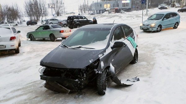 Неизвестный разбил каршеринговый автомобиль в Новосибирске Неизвестный разбил каршеринговый автомобиль в Новосибирске