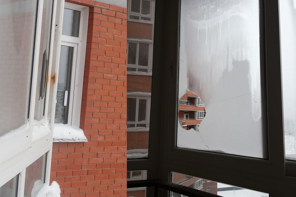 «Там живут инвалиды, спасатели ломали им дверь»: взбесившийся фейерверк поджег квартиру пенсионеров