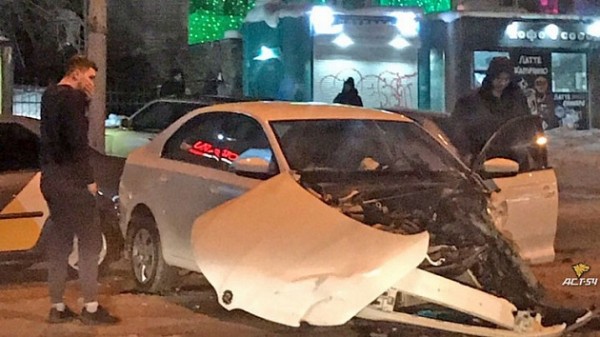 Как в «Ну, погоди»: иномарка осталась без передней части после ДТП в Новосибирске Как в «Ну, погоди»: иномарка осталась без передней части после ДТП в Новосибирске