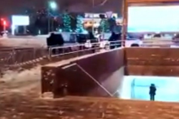 &laquo;А чего они ждали? Зачем к ним вообще полезли?&raquo;: пьяные парни избили полицейских, пытавшихся их разнять