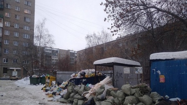 Новосибирцы жалуются на кучи мусора во дворах