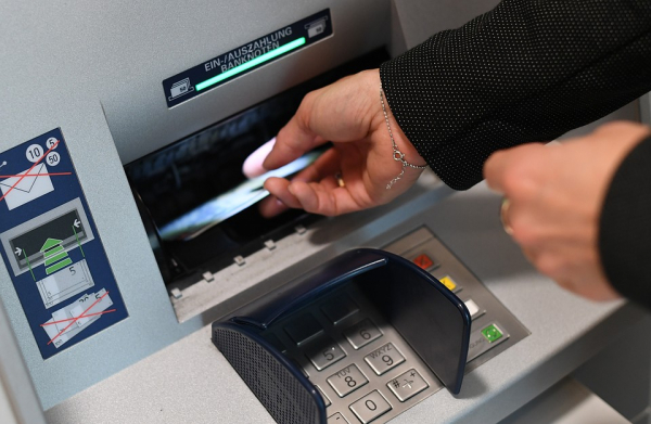 Чего ждать в новом десятилетии: «Большой брат» усилит слежку, наличку отменят, роботы заберут у нас работу и случайно развяжут ядерную войну Чего ждать в новом десятилетии: «Большой брат» усилит слежку, наличку отменят, роботы заберут у нас работу и случайно развяжут ядерную войну