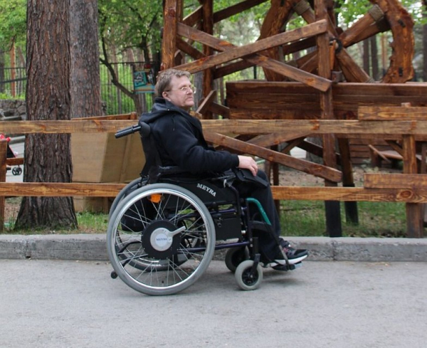 Коммунальщики сбросили на сибиряка дверь с 9-го этажа: теперь он пытается отсудить у государства деньги за инвалидную коляску Коммунальщики сбросили на сибиряка дверь с 9-го этажа: теперь он пытается отсудить у государства деньги за инвалидную коляску