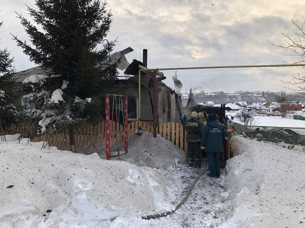 &laquo;Дочку босой выкидывала из окна&raquo;: из-за пожара многодетная семья лишилась дома в Новый год