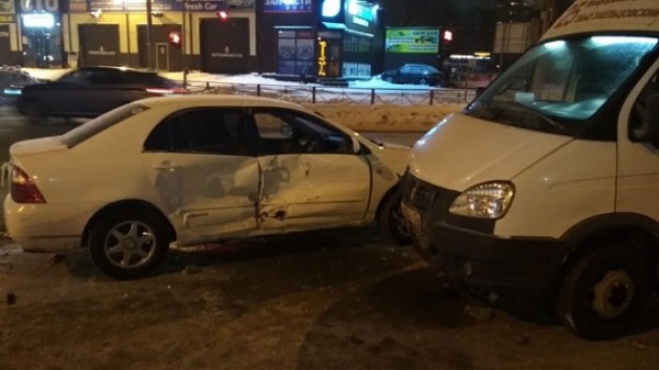 Маршрутка попала в аварию в Новосибирске: пострадал ребёнок и два пассажира Маршрутка попала в аварию в Новосибирске: пострадал ребёнок и два пассажира