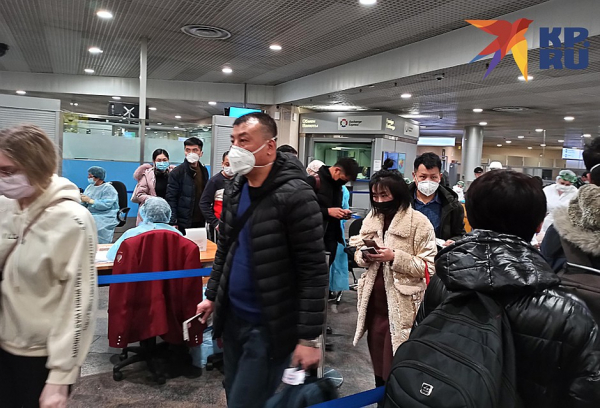 Спецкор «КП» Дарья Асламова: Мой самолет из Пекина в «Шереметьево» встретили люди в скафандрах Спецкор «КП» Дарья Асламова: Мой самолет из Пекина в «Шереметьево» встретили люди в скафандрах