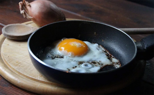 Самые ужасные подарки на 23 февраля: крышка унитаза, сковорода и талоны на секс