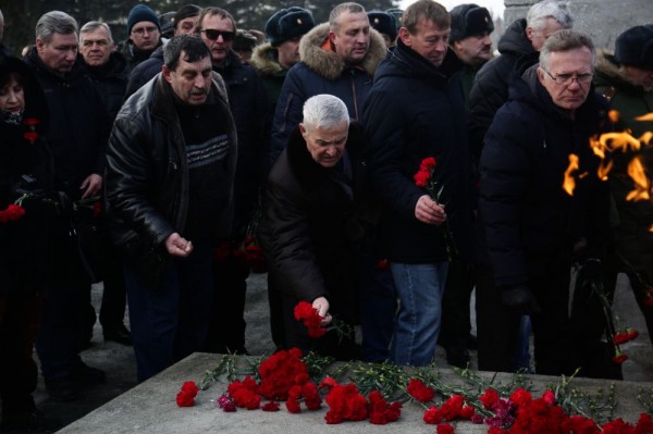 Красные гвоздики несут в&nbsp;сквер Славы в&nbsp;память о&nbsp;войне в&nbsp;Афганистане