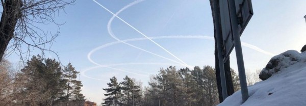 Самолёты не сели в Толмачёво из-за тумана и оставили кольца в небе Самолёты не сели в Толмачёво из-за тумана и оставили кольца в небе