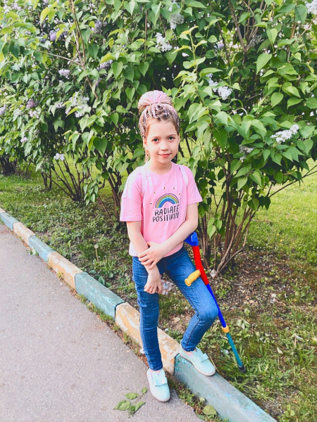 Два миллиона просмотров: танцы девочки с протезом, победившей рак, покорили интернет Два миллиона просмотров: танцы девочки с протезом, победившей рак, покорили интернет