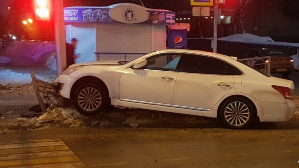 В Новосибирске иномарка врезалась в дорожный знак 
