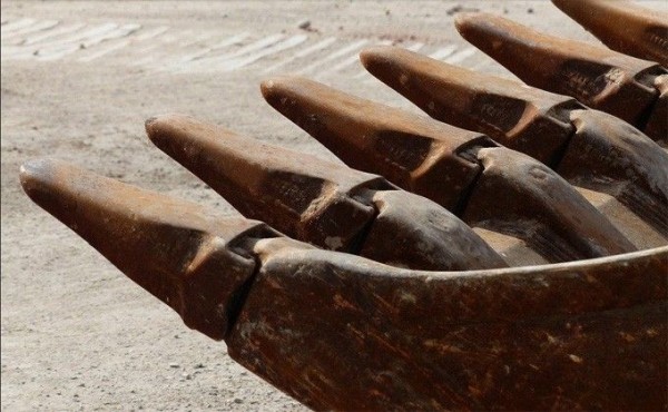 Засыпавший грунтом двух многодетных отцов тракторист выслушал приговор