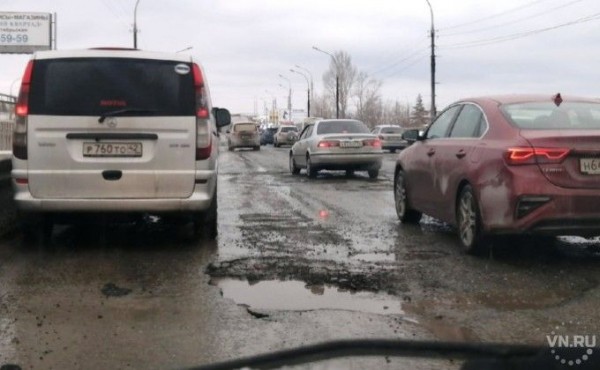 &laquo;Как после бомбёжки&raquo; - что творится с асфальтом на мосту через Иню