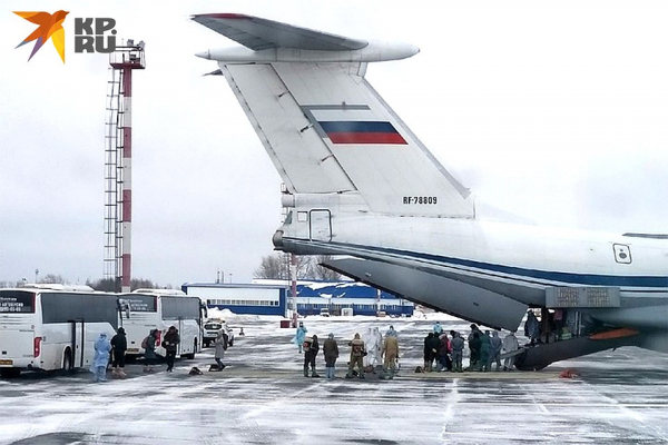 «Все медики в химзащите, а мы - в одинаковых пижамах»: эвакуированные из очага коронавируса рассказали, как их встретили в России «Все медики в химзащите, а мы - в одинаковых пижамах»: эвакуированные из очага коронавируса рассказали, как их встретили в России