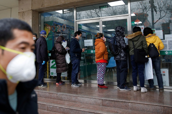 В Китае здоровых и заболевших коронавирусом отслеживают через сотовые телефоны