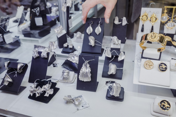 Самая дорогая выставка года: в Новосибирск привезли искусственные изумруды и огромные бриллианты стоимостью с квартиру