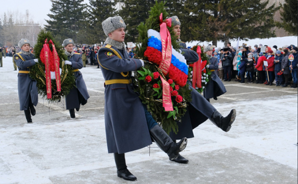 Андрей Травников в День защитника Отечества вместе с новосибирцами возложил цветы к Вечному Огню