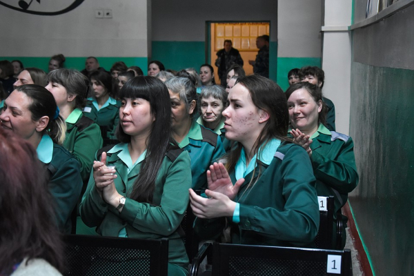 Сидят и хохочут: новосибирские преступники попали в КВН Сидят и хохочут: новосибирские преступники попали в КВН