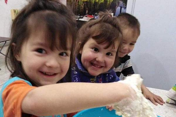 &laquo;А кто нас родил?!&raquo;: двойняшек из приемной семьи насильно познакомили с родной мамой-наркоманкой