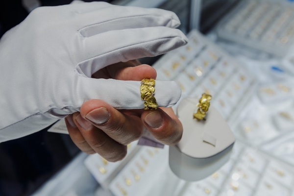 Самая дорогая выставка года: в Новосибирск привезли искусственные изумруды и огромные бриллианты стоимостью с квартиру