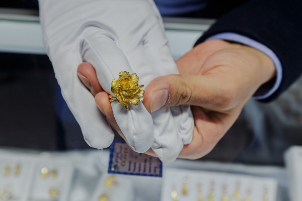 Самая дорогая выставка года: в Новосибирск привезли искусственные изумруды и огромные бриллианты стоимостью с квартиру