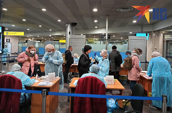 Спецкор «КП» Дарья Асламова: Мой самолет из Пекина в «Шереметьево» встретили люди в скафандрах Спецкор «КП» Дарья Асламова: Мой самолет из Пекина в «Шереметьево» встретили люди в скафандрах