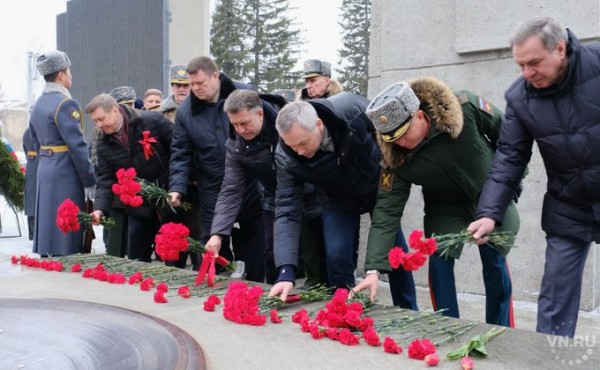 Андрей Травников в День защитника Отечества вместе с новосибирцами возложил цветы к Вечному Огню