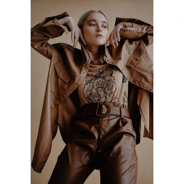 Гламурная доставка: красотка стала курьером, чтобы выровнять зубы и попасть на подиум Гламурная доставка: красотка стала курьером, чтобы выровнять зубы и попасть на подиум