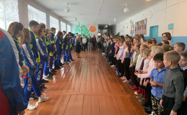 Дедушке без ног наколол дров снежный десант в Мошкове Дедушке без ног наколол дров снежный десант в Мошкове