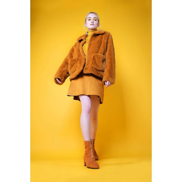 Гламурная доставка: красотка стала курьером, чтобы выровнять зубы и попасть на подиум Гламурная доставка: красотка стала курьером, чтобы выровнять зубы и попасть на подиум