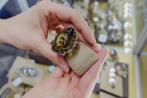 Самая дорогая выставка года: в Новосибирск привезли искусственные изумруды и огромные бриллианты стоимостью с квартиру