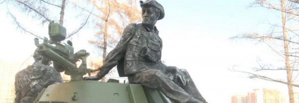 Памятник-БМП вернули на&nbsp;Красный проспект с&nbsp;двумя солдатами