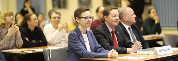 Гузель Яхина на&nbsp;немецком: новосибирцы написали Tolles Diktat 2020