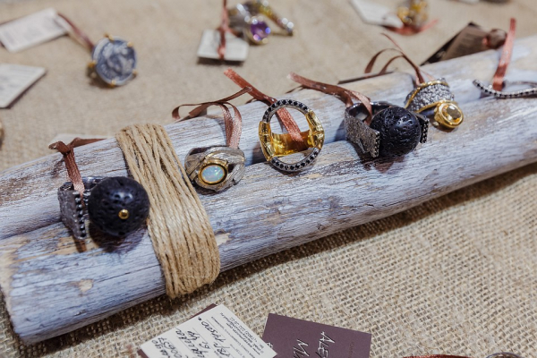 Самая дорогая выставка года: в Новосибирск привезли искусственные изумруды и огромные бриллианты стоимостью с квартиру