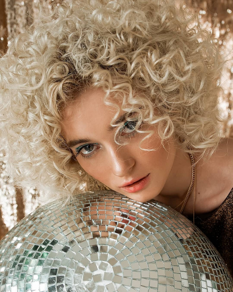 Гламурная доставка: красотка стала курьером, чтобы выровнять зубы и попасть на подиум Гламурная доставка: красотка стала курьером, чтобы выровнять зубы и попасть на подиум