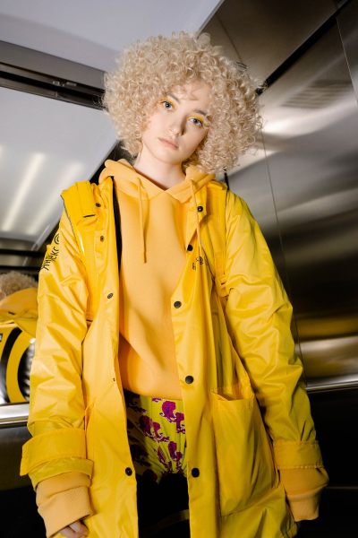 Гламурная доставка: красотка стала курьером, чтобы выровнять зубы и попасть на подиум Гламурная доставка: красотка стала курьером, чтобы выровнять зубы и попасть на подиум