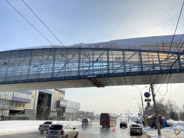 Упавший с пешеходных переходов снег повредил автомобили в Новосибирске