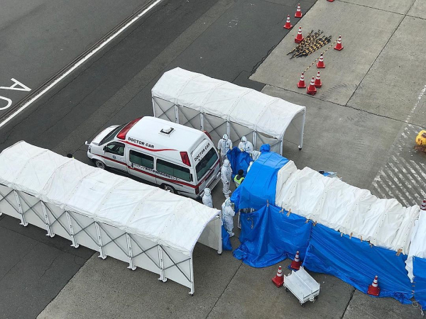 Дочь пассажиров лайнера с коронавирусом: Выпустите их, вирус распространяется через вентиляцию!