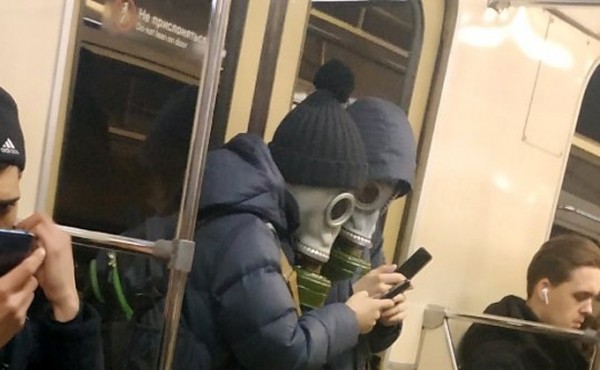 Подростки в противогазах шокировали пассажиров метро