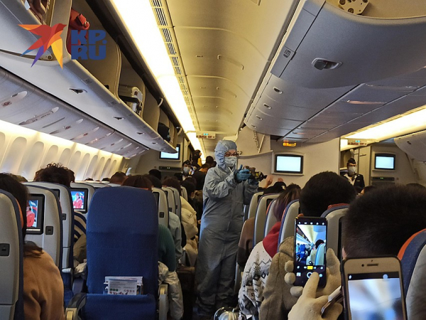 Спецкор «КП» Дарья Асламова: Мой самолет из Пекина в «Шереметьево» встретили люди в скафандрах Спецкор «КП» Дарья Асламова: Мой самолет из Пекина в «Шереметьево» встретили люди в скафандрах