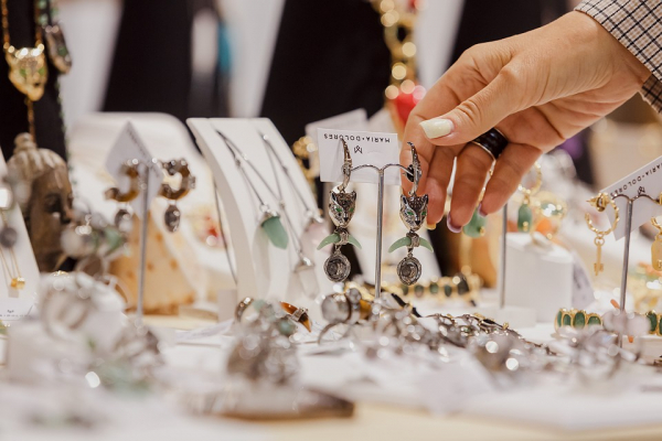 Самая дорогая выставка года: в Новосибирск привезли искусственные изумруды и огромные бриллианты стоимостью с квартиру