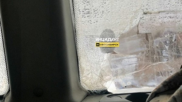 &laquo;Скотч в помощь&raquo;: пассажиров маршрутки в Новосибирске возмутила дыра в стекле