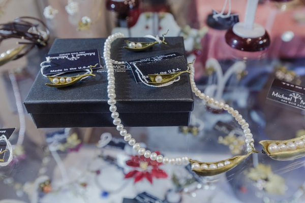 Самая дорогая выставка года: в Новосибирск привезли искусственные изумруды и огромные бриллианты стоимостью с квартиру