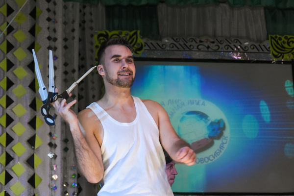 Сидят и хохочут: новосибирские преступники попали в КВН Сидят и хохочут: новосибирские преступники попали в КВН