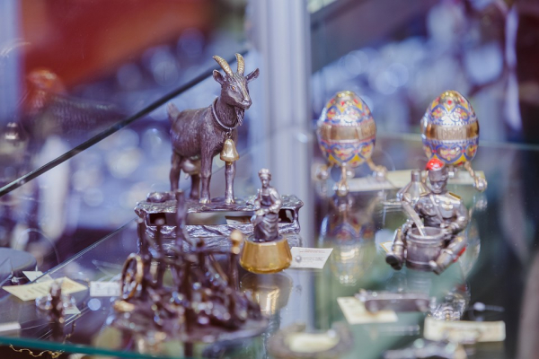 Самая дорогая выставка года: в Новосибирск привезли искусственные изумруды и огромные бриллианты стоимостью с квартиру