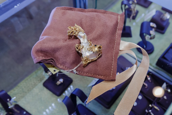 Самая дорогая выставка года: в Новосибирск привезли искусственные изумруды и огромные бриллианты стоимостью с квартиру