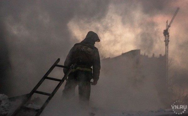 По лестнице спустили из окна женщину и ребенка пожарные в Искитиме По лестнице спустили из окна женщину и ребенка пожарные в Искитиме