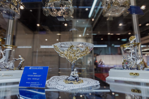 Самая дорогая выставка года: в Новосибирск привезли искусственные изумруды и огромные бриллианты стоимостью с квартиру